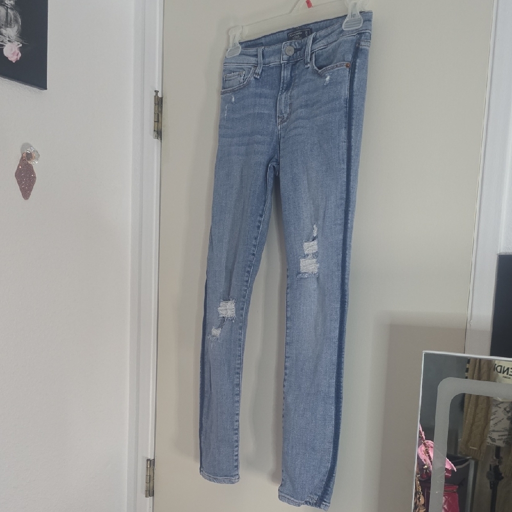 Abercrombie & Fitch Women's Light Blue W/ Dark Distress Jeans (EUC)(0)🩵💙